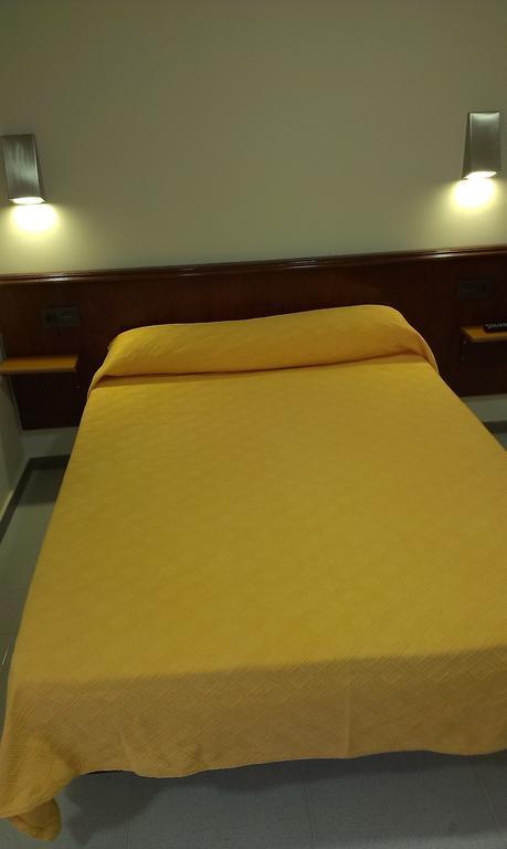 Hostal Bisbal Only Adults No Ac Валенсія Номер фото